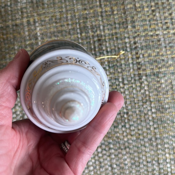 Thomas Kincade Christmas ornament. - Picture 4 of 4